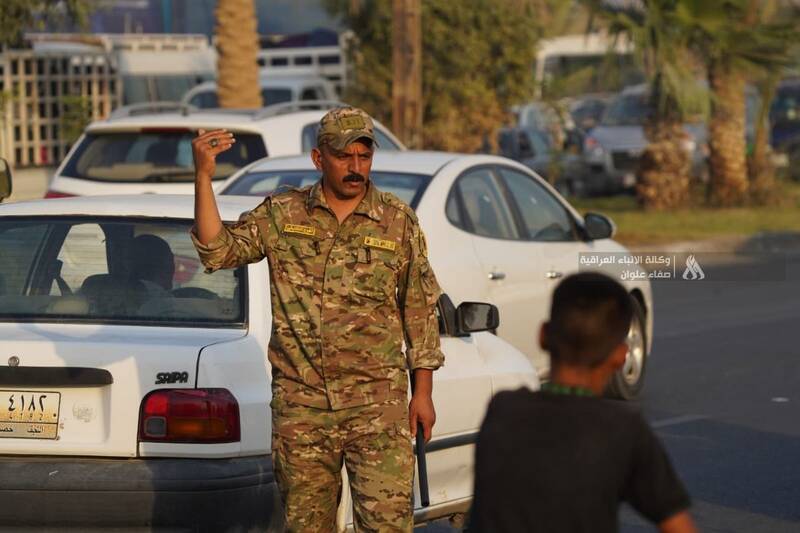 نظامیان عراقی در خدمت زائران اربعین امام حسین +عکس