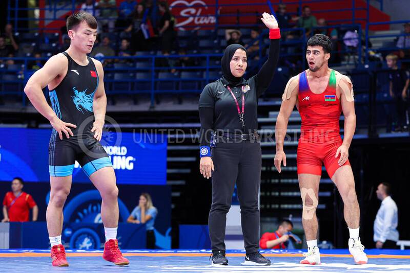 سوت مسابقات کشتی در دست بانوی محجبه +عکس