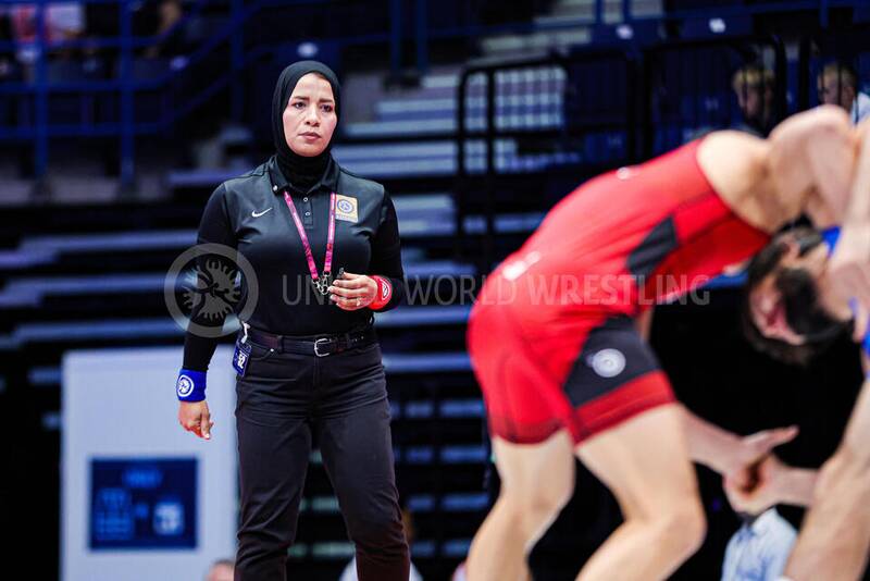 سوت مسابقات کشتی در دست بانوی محجبه +عکس