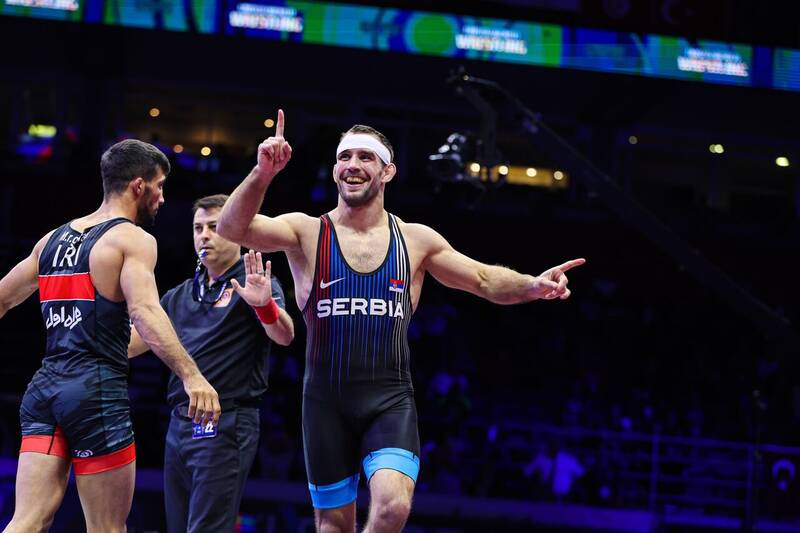 علت اصلی ناکامی تیم ملی کشتی فرنگی ایران در غیاب روسیه/ آقای بنا! قهرمانی پیشکش، چرا روی سکو نرفتیم؟!