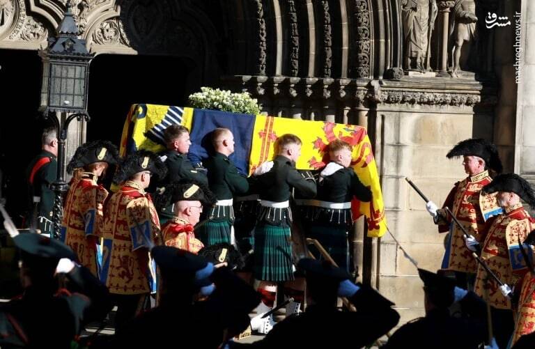 انتقال تابوت ملکه به لندن همزمان با سفر شاه انگلیس به بلفاست+ عکس