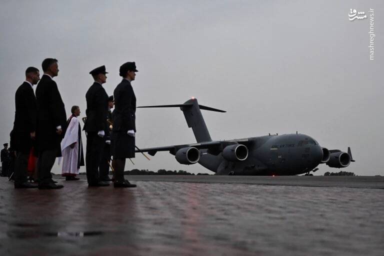 انتقال تابوت ملکه به لندن همزمان با سفر شاه انگلیس به بلفاست+ عکس