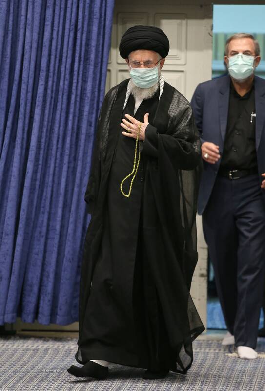 دروغپردازی رسانههای ضدانقلاب درباره رهبر انقلاب