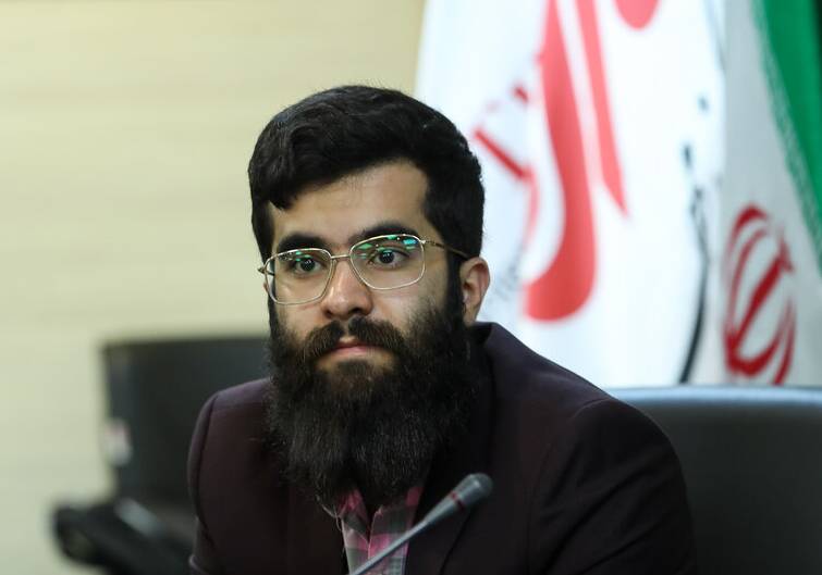 سلبریتی ایرانی محافظ میگیرد که دست هوادار به او نخورد، حالا دلسوز همان هوادار است!