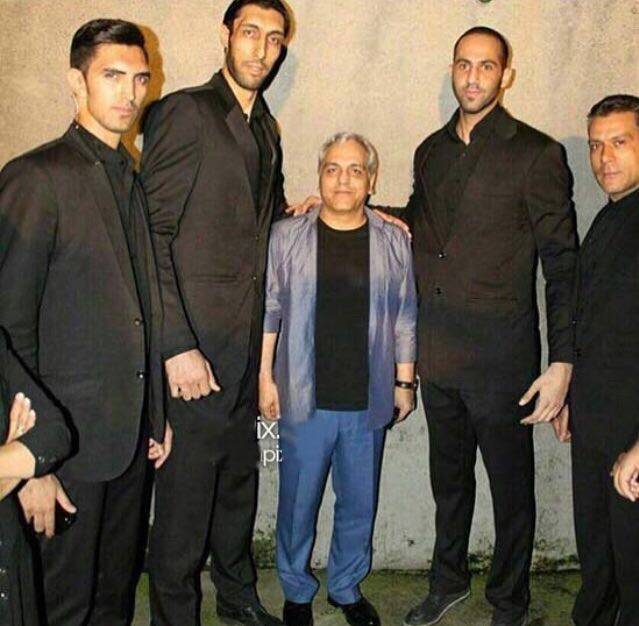 سلبریتی ایرانی محافظ میگیرد که دست هوادار به او نخورد، حالا دلسوز همان هوادار است!