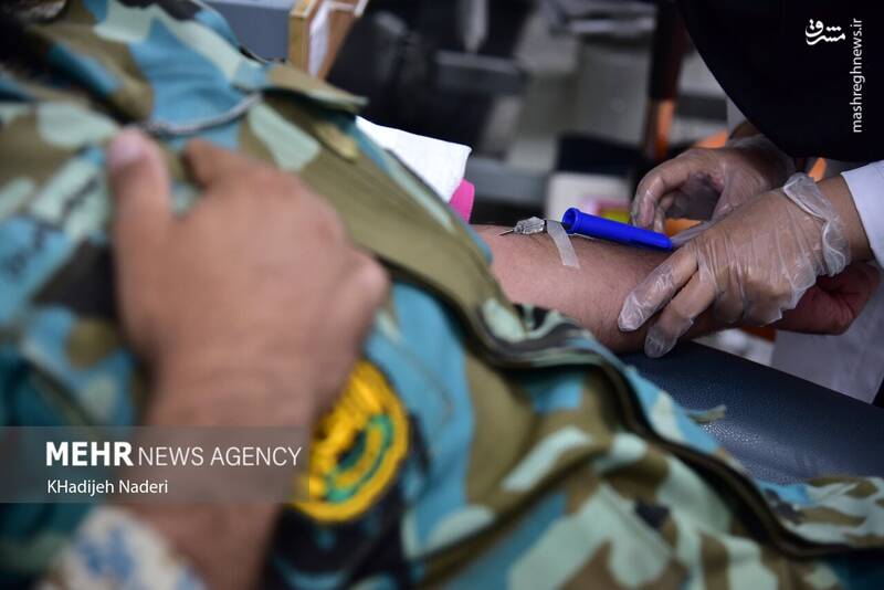 عکس/ اهدای خون توسط نیروهای ارتش در اصفهان