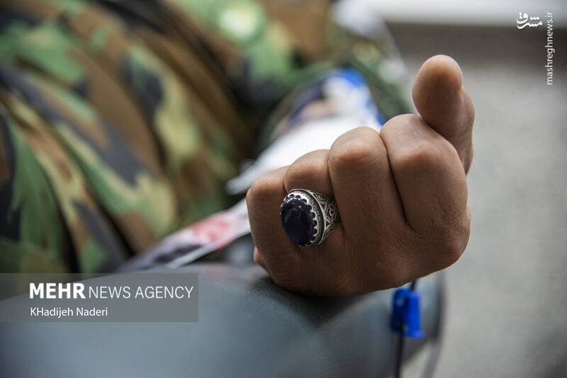 عکس/ اهدای خون توسط نیروهای ارتش در اصفهان