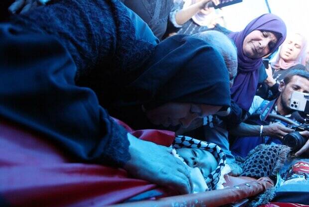 حضور گسترده در مراسم تشییع پیکر کودک شهید فلسطینی + تصاویر