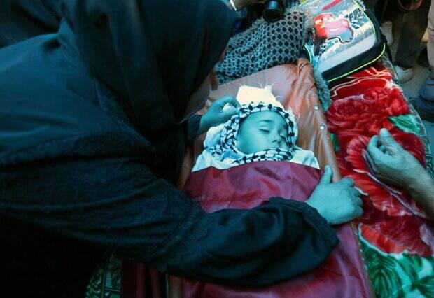 حضور گسترده در مراسم تشییع پیکر کودک شهید فلسطینی + تصاویر