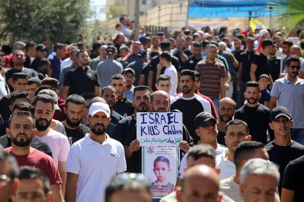 حضور گسترده در مراسم تشییع پیکر کودک شهید فلسطینی + تصاویر