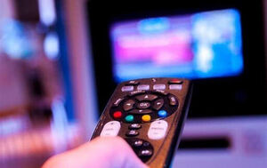 مجری مشهور به تلویزیون برگشت و به شایعات پایان داد