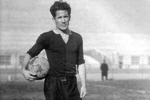 بازیکنی که از صافی میگذشت / مهاجمی که اتفاقی به بازی آمد و آقای گل جهان شد! + عکس