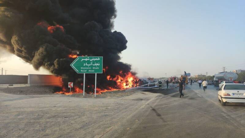 واژگونی و انفجار تانکر حمل بنزین در اتوبان شاهینشهر بدون تلفات جانی +عکس