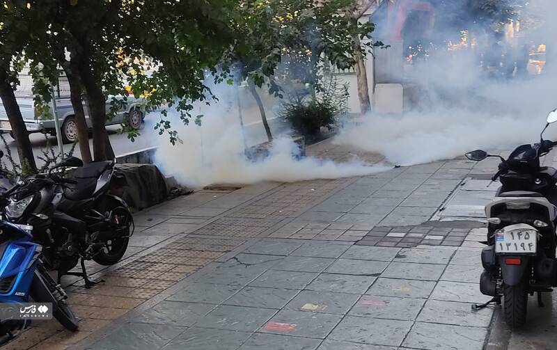 امروز در تهران چه خبر بود/ وقتی گاز اشکآور جان یک خبرنگار را نجات داد! +عکس