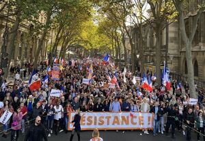 فیلم/ معترضان فرانسوی، خروج از ناتو را فریاد زدند