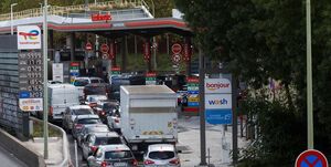 کمبود بنزین در فرانسه به دلیل اعتصاب در 2 پالایشگاه بزرگ‌ این کشور