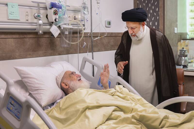 عیادت رئیسی از آیتالله نوریهمدانی +عکس