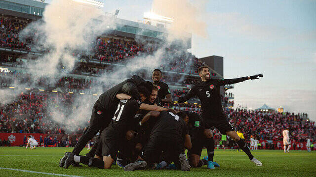 پایان انتظار ۳۶ ساله قرمزها/ حساب ویژه هواداران در دومین حضور تاریخی +عکس