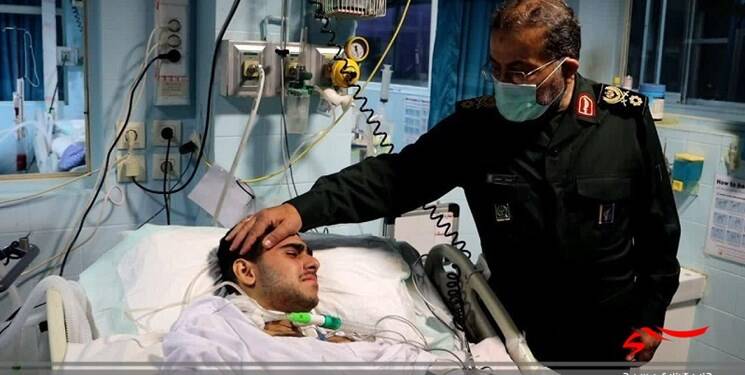 ملاقات سردار غلامرضا سلیمانی با جوان بسیجی آسیبدیده در اغتشاشات 6