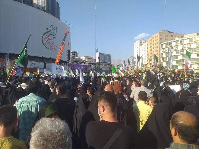 جشن بزرگ رسول مهربانی و لبخند با اجتماع مردم تهران در میدان ولیعصر (عج) آغاز شد +عکس و فیلم