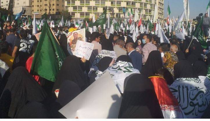 جشن بزرگ رسول مهربانی و لبخند با اجتماع مردم تهران در میدان ولیعصر (عج) آغاز شد +عکس و فیلم