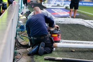 تاخیر در آغاز دیدار لیگ انگلیس بهدلیل بزرگ بودن اندازه دروازهها + فیلم