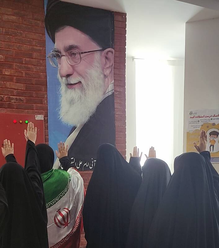 دختران انقلاب برای ایران پدر میدهند اما روسری نه/پیام شنیدنی دهه هشتادیها برای اغتشاشگران +عکس و فیلم