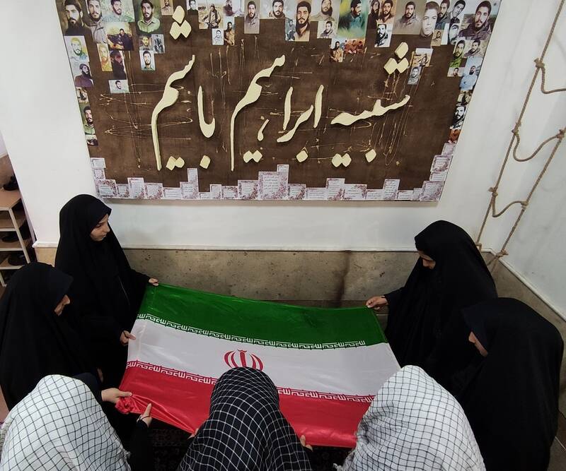 دختران انقلاب برای ایران پدر میدهند اما روسری نه/پیام شنیدنی دهه هشتادیها برای اغتشاشگران +عکس و فیلم