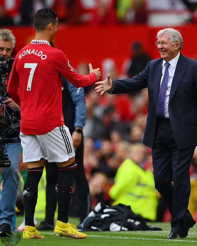 تجلیل از 2 فوقستاره منچستریونایتد / رونالدو در آغوش پدر قرار گرفت + عکس 3