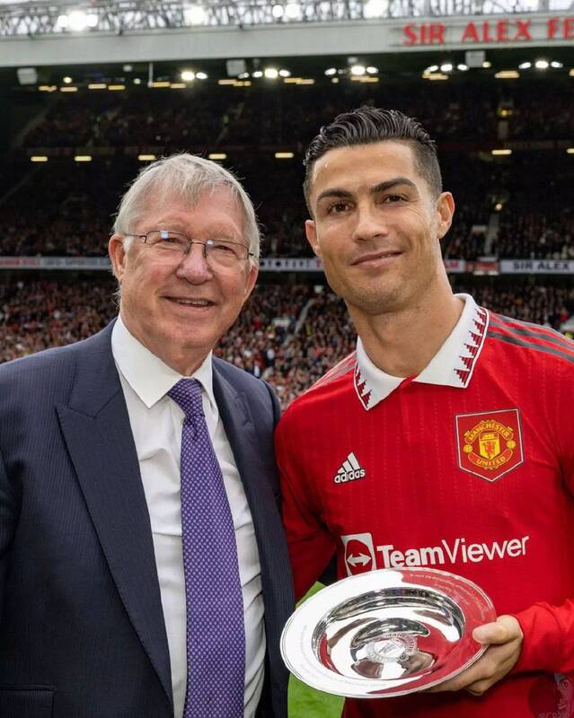 تجلیل از 2 فوقستاره منچستریونایتد / رونالدو در آغوش پدر قرار گرفت + عکس 5