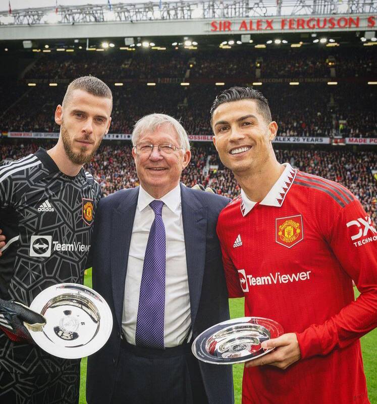 تجلیل از 2 فوقستاره منچستریونایتد / رونالدو در آغوش پدر قرار گرفت + عکس 6