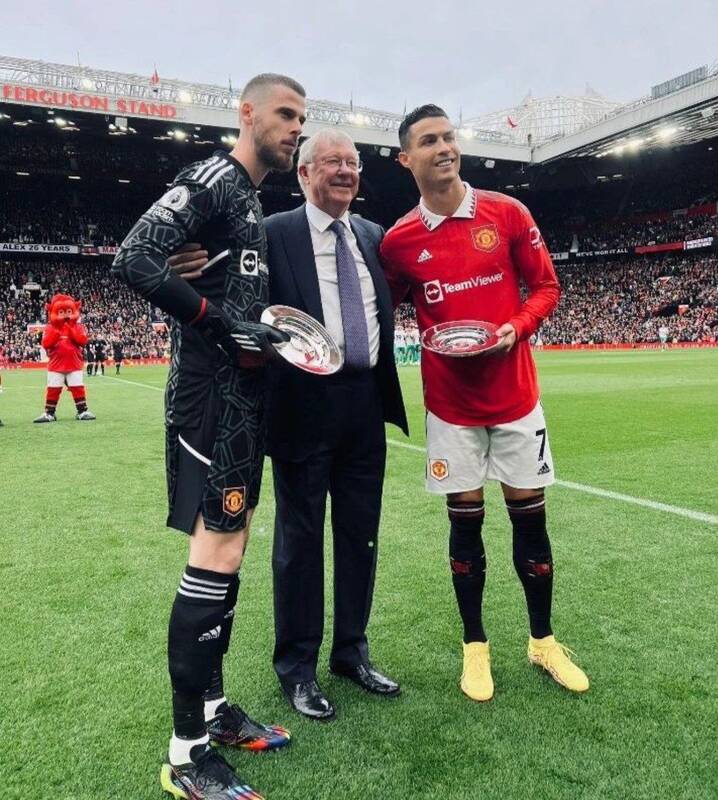 تجلیل از 2 فوقستاره منچستریونایتد / رونالدو در آغوش پدر قرار گرفت + عکس 7