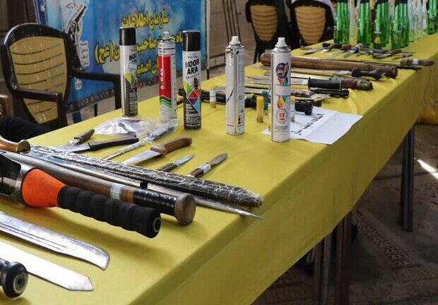 کشف انواع سلاح و تجهیزات از اغتشاشگران در اصفهان