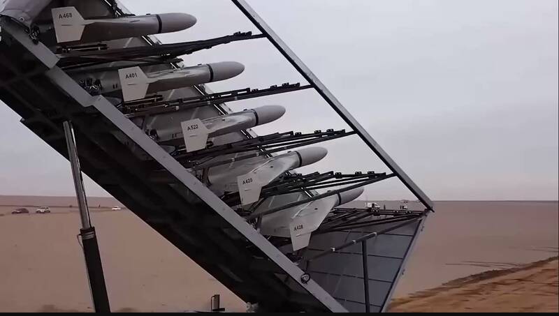 زلنسکی جنگیدن بلد نیست، اما خوب التماس میکند!