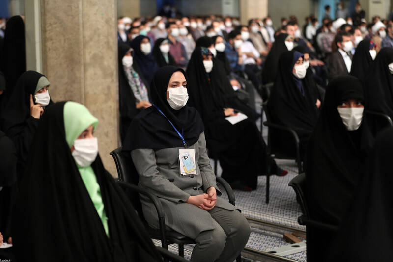 عکس/ حجاب متفاوت دختران نخبه در دیدار با رهبر انقلاب