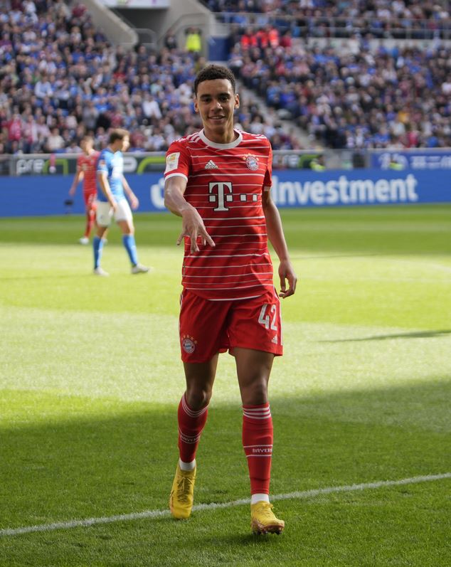 گلباران دورتموند و برد بزرگ بایرن/ تساوی یاران سردار در شب کولاک لایپزیگ