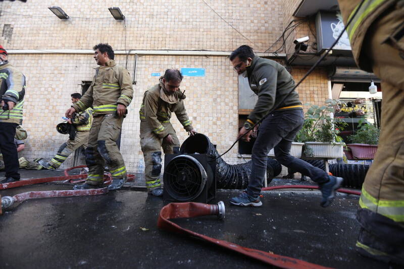 آتشسوزی گسترده در خیابان ولیعصر تهران +عکس