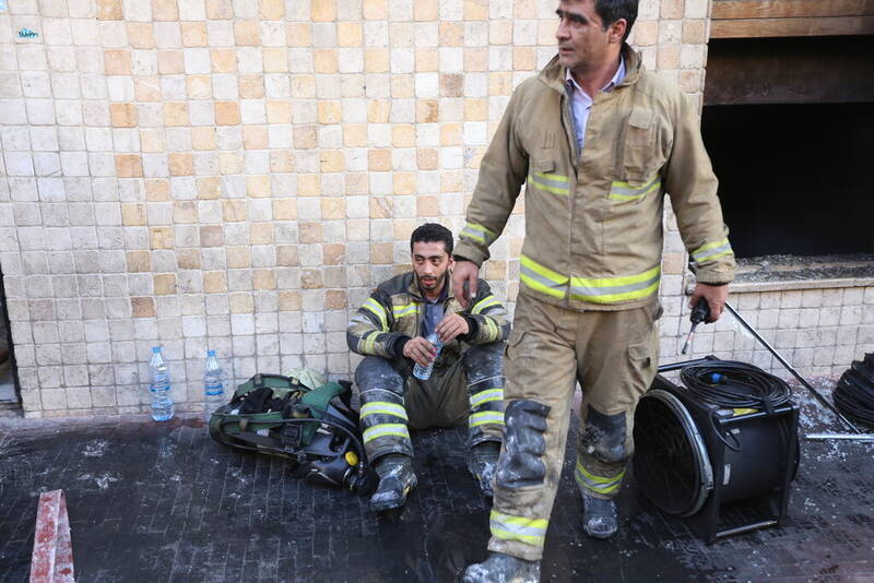 آتشسوزی گسترده در خیابان ولیعصر تهران +عکس