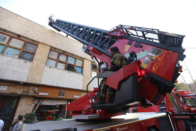 آتشسوزی گسترده در خیابان ولیعصر تهران +عکس