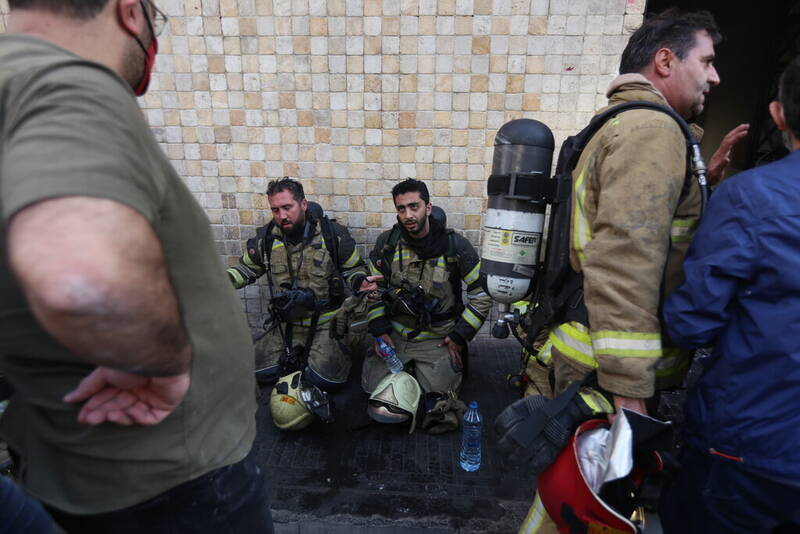 آتشسوزی گسترده در خیابان ولیعصر تهران +عکس