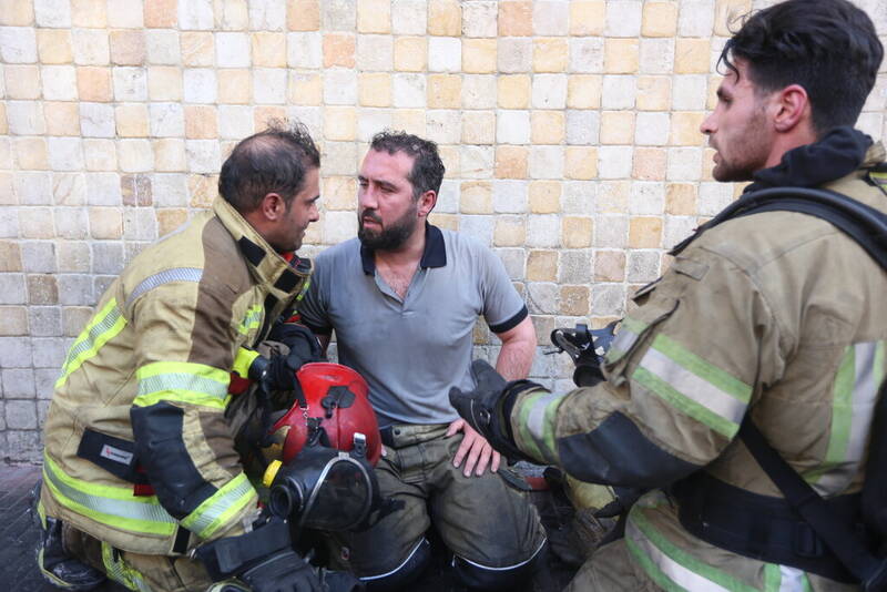 آتشسوزی گسترده در خیابان ولیعصر تهران +عکس