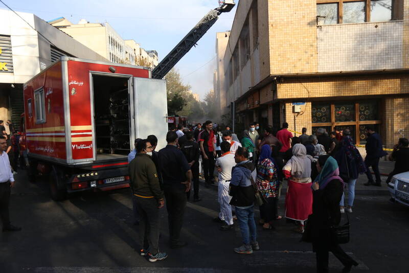 آتشسوزی گسترده در خیابان ولیعصر تهران +عکس