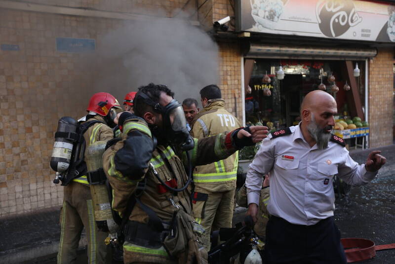 آتشسوزی گسترده در خیابان ولیعصر تهران +عکس