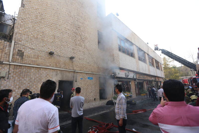 آتشسوزی گسترده در خیابان ولیعصر تهران +عکس