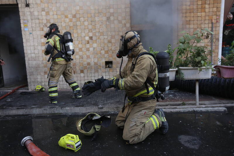 آتشسوزی گسترده در خیابان ولیعصر تهران +عکس