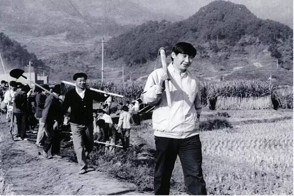 شی جین پینگ؛ از کارکردن در مزرعه تا ریاست بر چین+ عکس