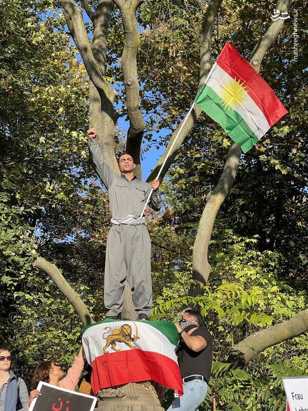 پشت پرده برگزاری سیرک نئونازیها با هزار پرچم/ فروریختن دیوار توهم ساندنیستها با ساندیس در برلین!