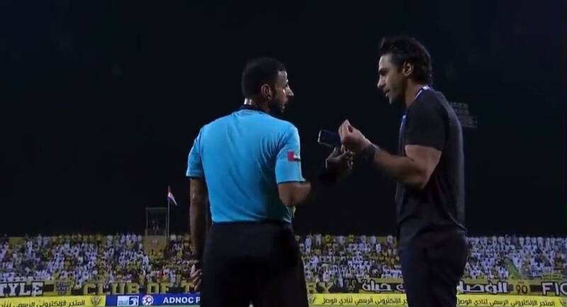 اعتراض مجیدی به داور چهارم با تلفن همراه +عکس