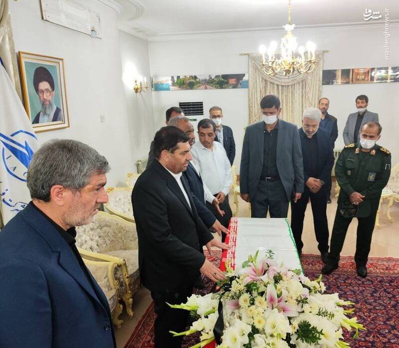 ادای احترام مخبر و وحیدی به پیکر شهید حادثه تروریستی شیراز +فیلم