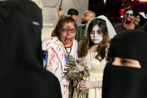 متفاوت‌ترین تصاویر جشن هالووین در عربستان | پوشش عجیب و غریب زنان و مردان ریاض را ببینید